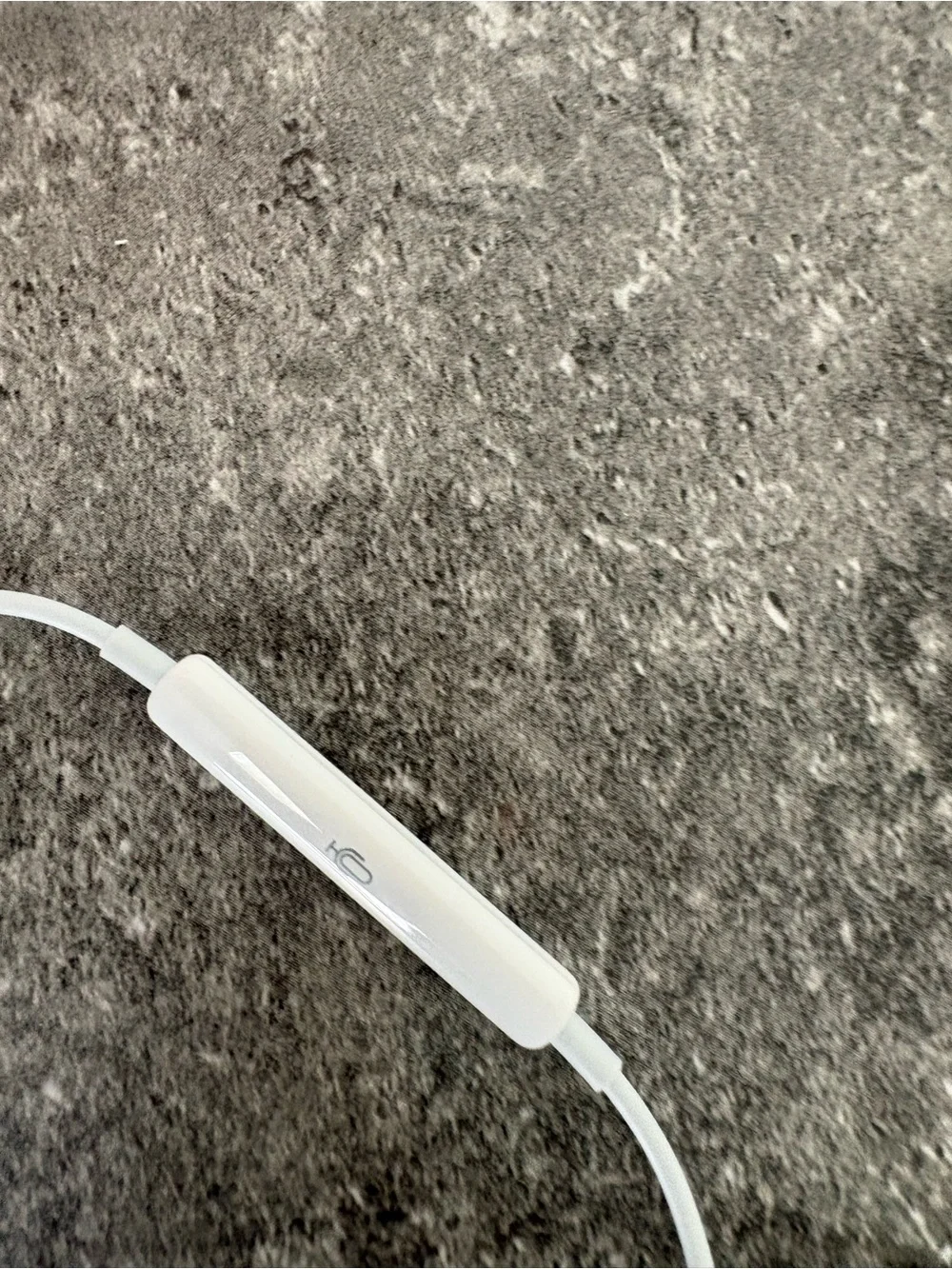 Apple White Wired Earbuds with Inline Remote and Microphone